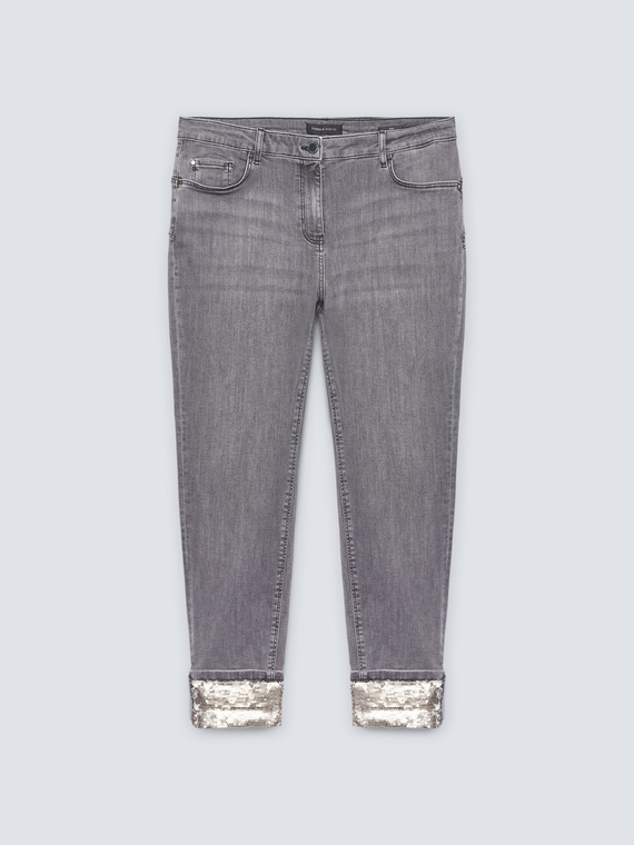 Röhrenjeans mit paillettenbesetztem Saum