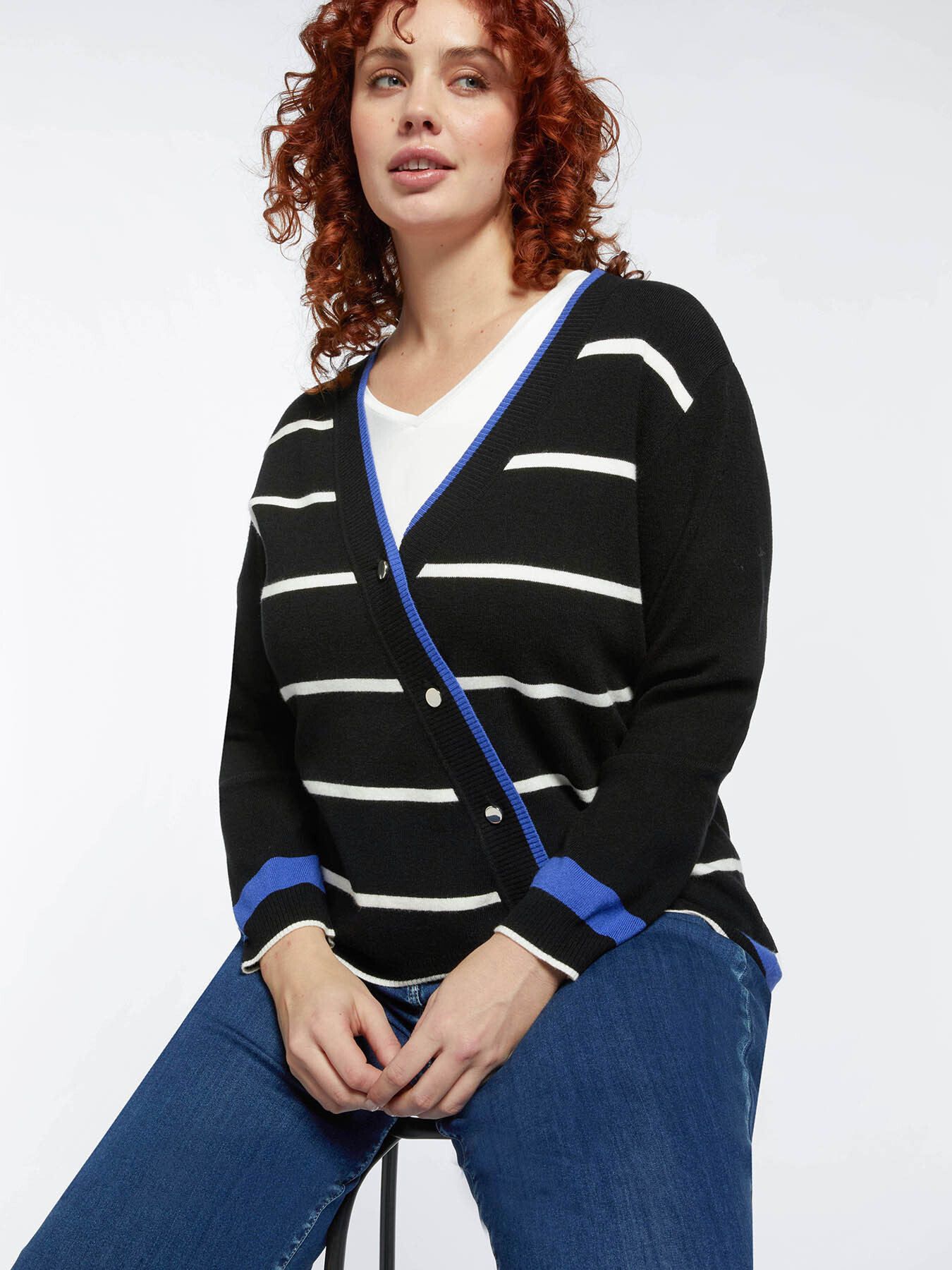 Gestreifter Cardigan mit diagonalem Verschluss image number 0