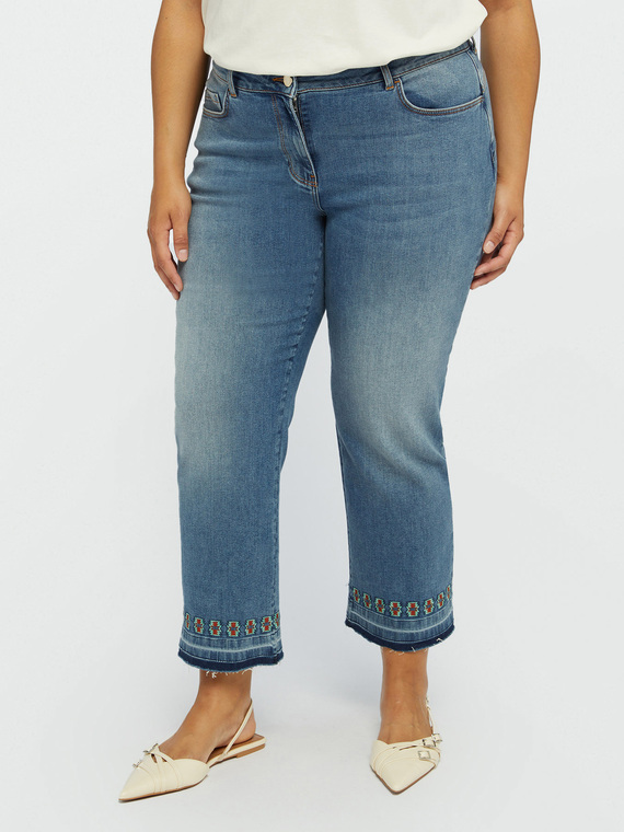 Cropped-Jeans mit ethnischer Stickerei