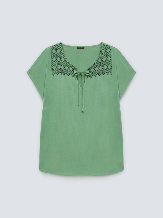 Blusa con ricamo