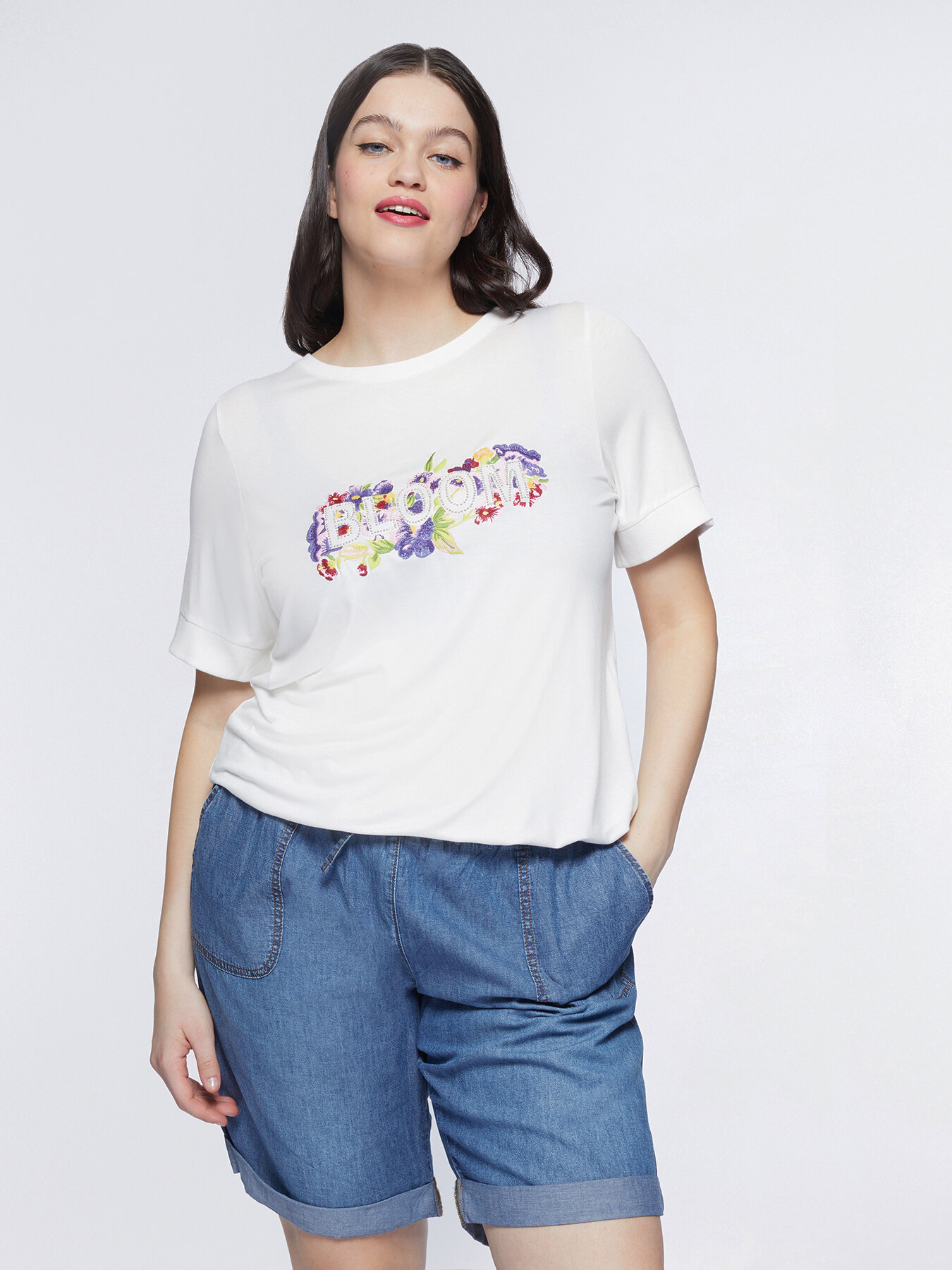 T-shirt with embroidery image number 0