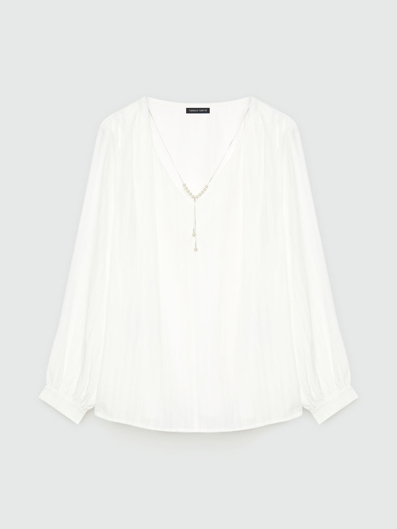 Blusa con collar de perlas