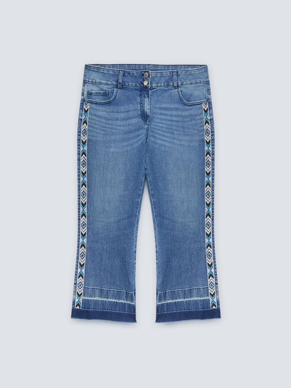 Jeans kick flare con ricamo etnico