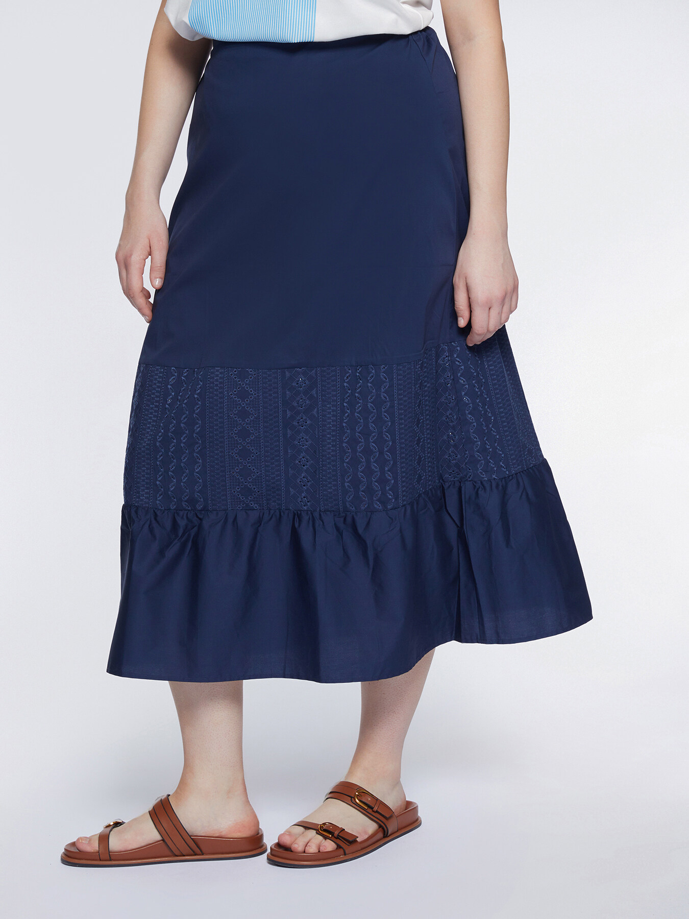 Long skirt with embroidery image number 0