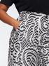 Short trousers with ethnic print image number 2