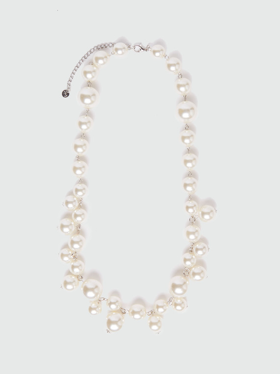 Necklace with oversized pearls