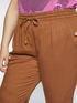 Pantaloni carrot con lacci in vita image number 2